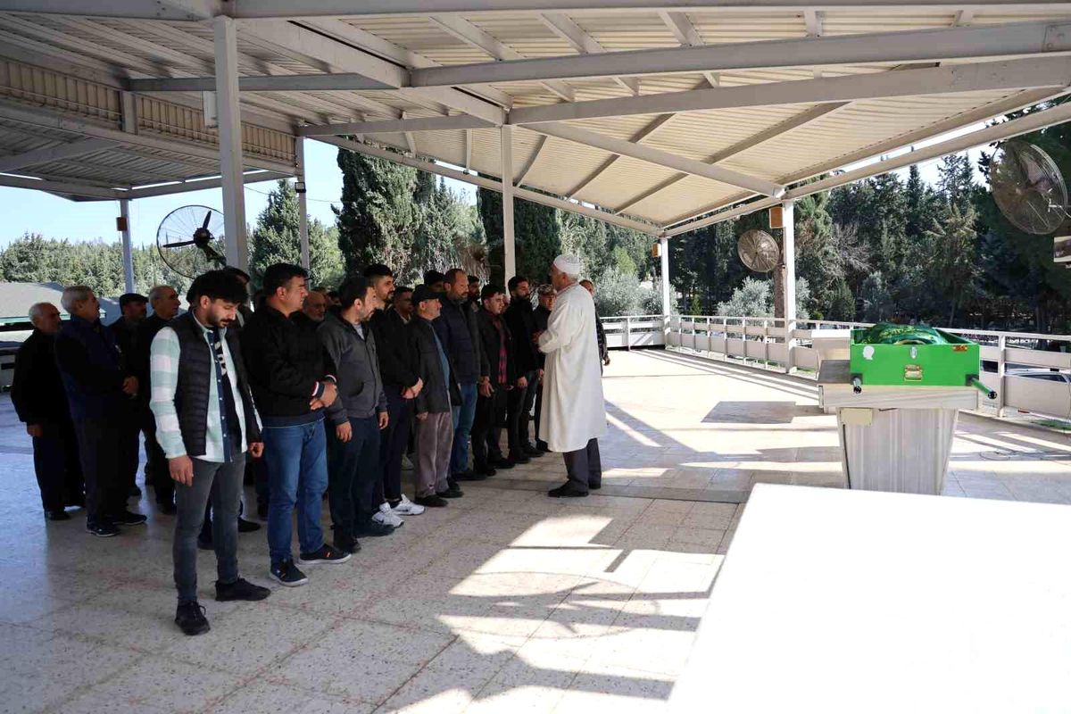 Marmara Denizi'nde batan kargo gemisinde hayatını kaybeden aşçı Adana'da toprağa verildi