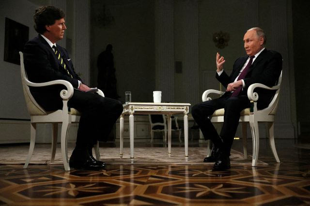 Tucker Carlson ve Vladimir Putin