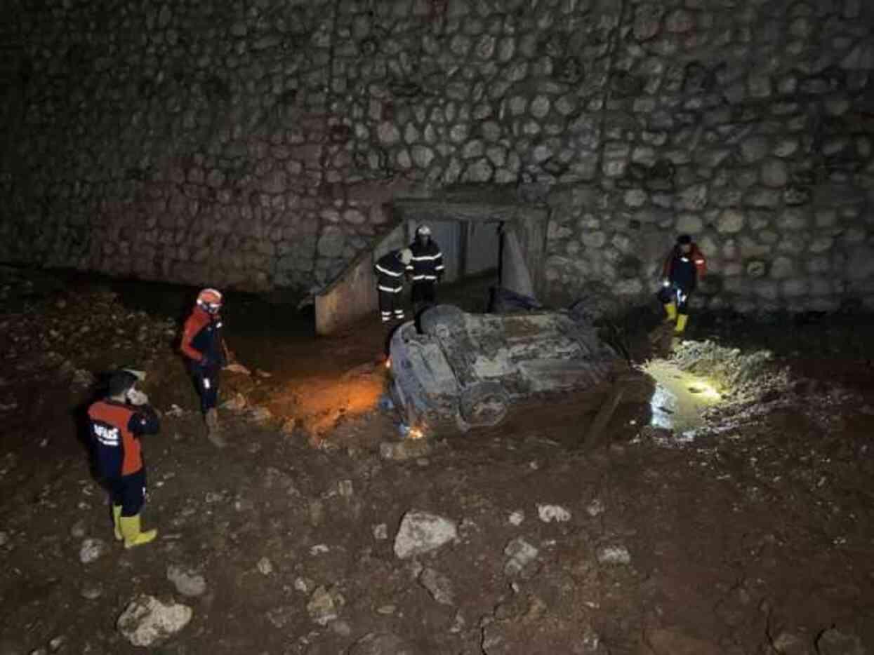 150 metre yükseklikten dere yatağına düşen otomobilde 1 polis hayatını kaybetti, 1 komiser yaralandı