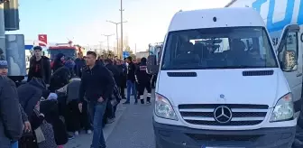 Afyonkarahisar'da minibüs ile tır çarpıştı: 12 yaralı