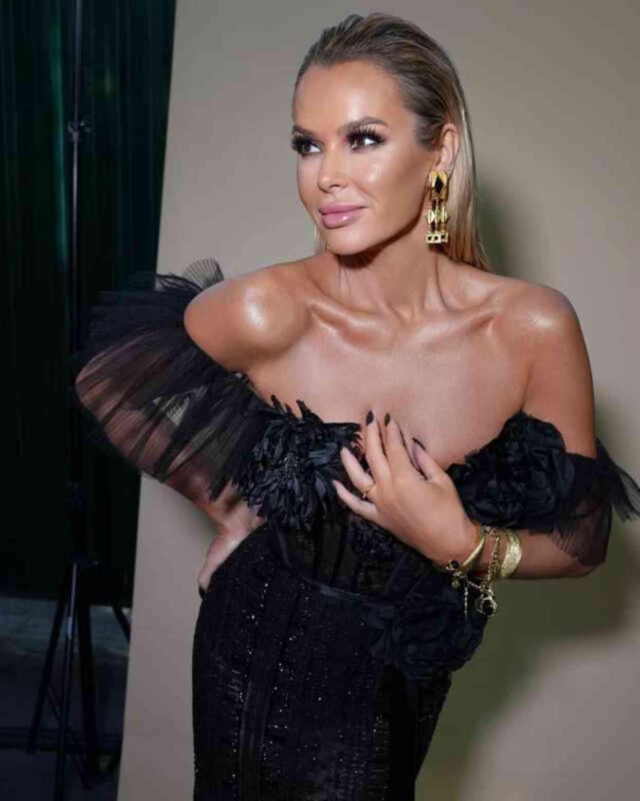 Amanda Holden, 53. yaş gününü çıplak fotoğraf paylaşarak kutladı Amanda Holden, 53. yaş gününü çıplak fotoğraf paylaşarak kutladı