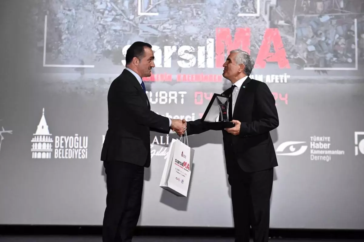 Depremde yardımlar için plaket takdim edildi