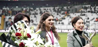 Beşiktaş Kulübü, Avrupa Güreş Şampiyonası'nda altın madalya kazanan Nesrin Baş'a plaket verdi