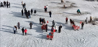 Çıldır Gölü'nde Turistler Kar ve Buz Üzerinde Eğlendi