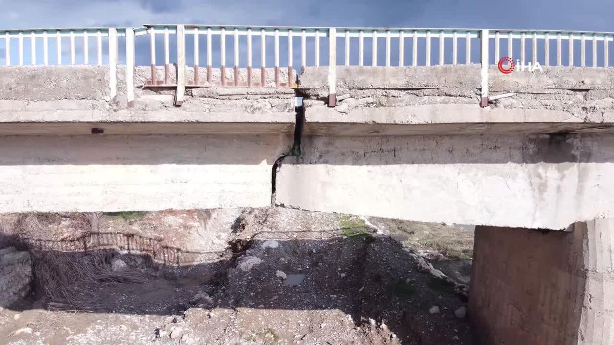 Depremde zarar gören köprü yıkılma tehlikesiyle karşı karşıya