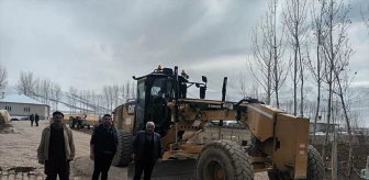 Van'ın Gürpınar Belediyesi, ağır kış şartlarına rağmen yol yapım çalışmalarını sürdürüyor