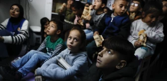Kahramanmaraş'taki konteyner kentte düzenlenen sinema geceleri depremzede çocuklara keyifli dakikalar yaşatıyor