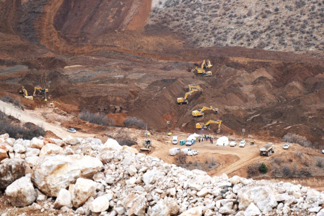 Maden faciasında kaybolan 9 işçi, 3 bine yakın personel tarafından aranıyor