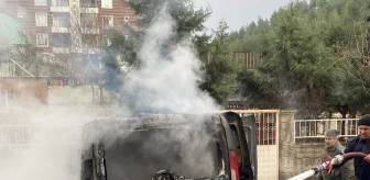 Siirt'te çöp konteynerinin yanına park edilen araç kömür külü nedeniyle yandı