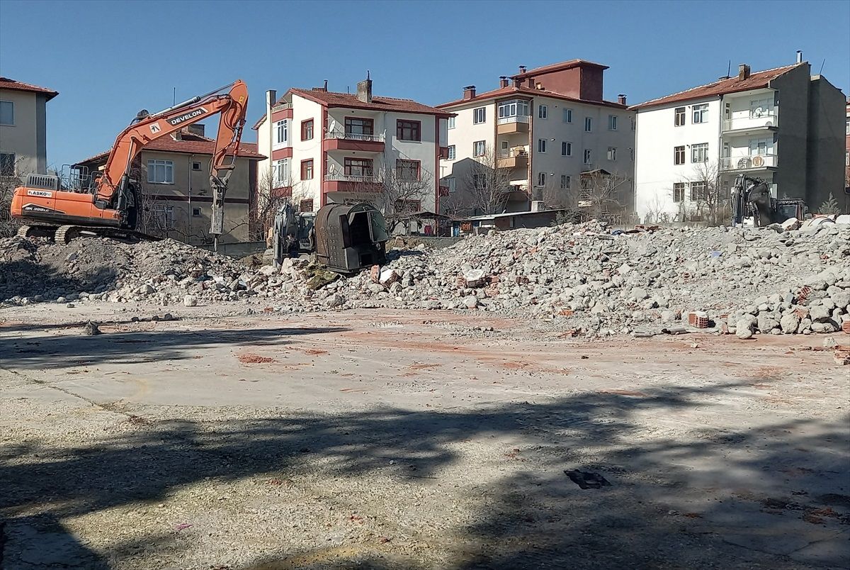 Beypazarı Anadolu Lisesi'nin yıkımına başlandı