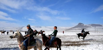 Kars'ta Gençler Kar Üstünde Cirit Oynadı