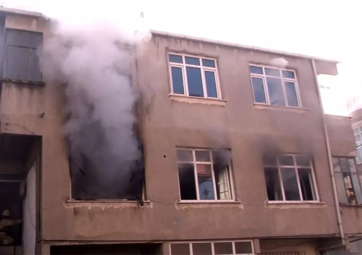Küçükçekmece'de 2 Katlı Evde Yangın Çıktı