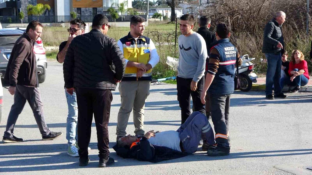 Antalya'da otomobil ile motosiklet çarpıştı: 2 yaralı