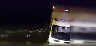 Yağışlı havanın etkisiyle çöken yola kamyonet düştü