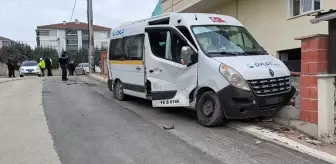 İnegöl'de servis minibüsü ile hafif ticari araç çarpıştı: 7 yaralı