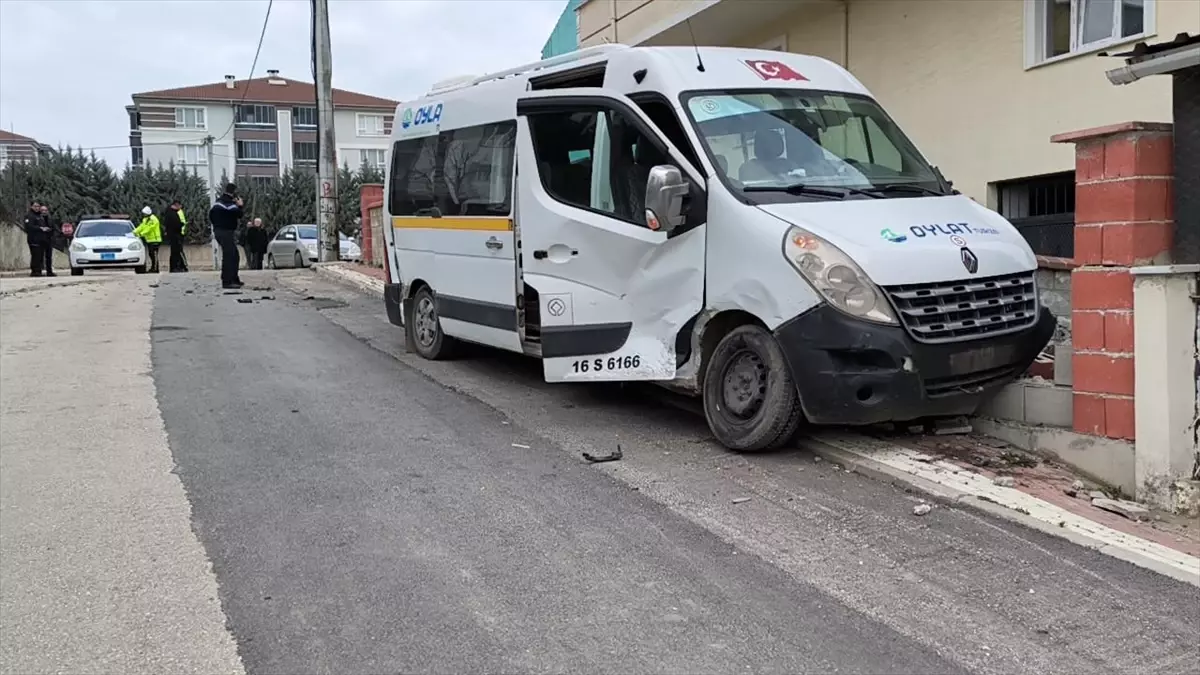 İnegöl'de servis minibüsü ile hafif ticari araç çarpıştı: 7 yaralı