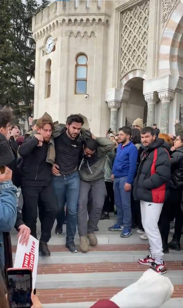 İstanbul Üniversitesi öğrencileri rektörlük kararına karşı eylem yaptı
