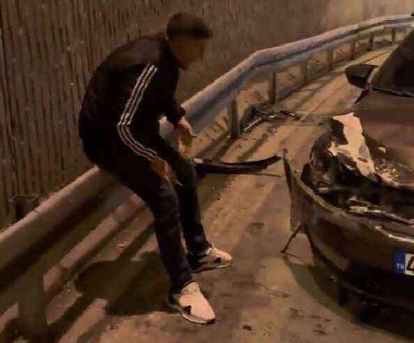 Lüks otomobiliyle kaza yapan şahıs, dakikalarca çocuklar gibi ağladı Lüks otomobiliyle kaza yapan şahıs, dakikalarca çocuklar gibi ağladı