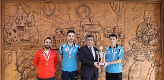 NEVÜ Masa Tenisi Takımı Şampiyonluk Kupasını Rektör Aktekin'e Takdim Etti