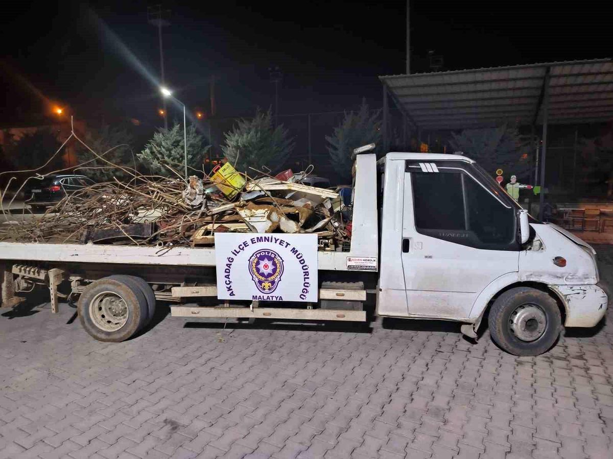 Malatya'da enkaz döküm sahasında hırsızlık yapan 2 zanlı suçüstü yakalandı
