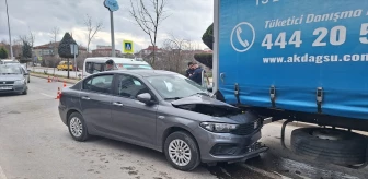 Samsun'da Tıra Arkadan Çarpan Otomobilin Sürücüsü Hastaneye Kaldırıldı