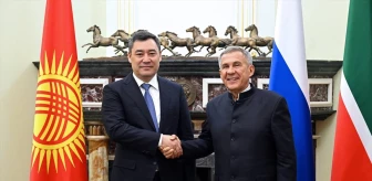 Tataristan Cumhuriyeti Reisi Rüstem Minnihanov, Kırgızistan Cumhurbaşkanı Sadır Caparov'a 'Devlet Dostluk Nişanı' verdi
