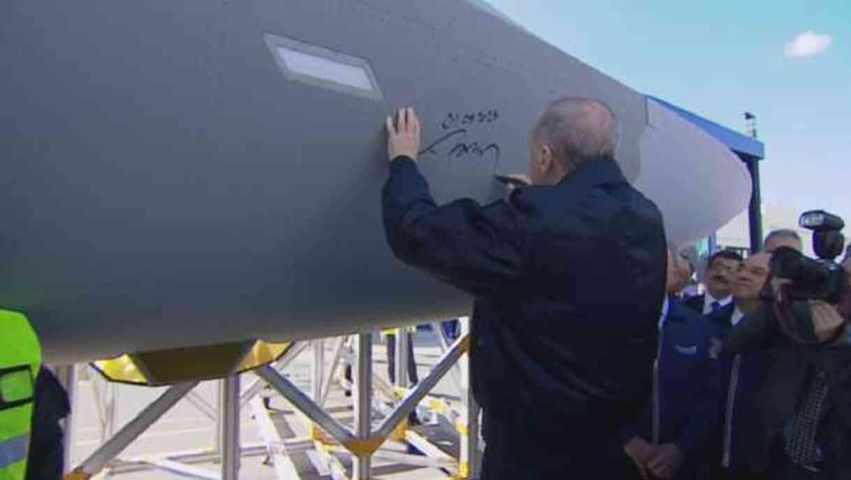 Yerli savaş uçağı Kaan ilk uçuşunun ardından pistte alkışlarla karşılandı Yerli savaş uçağı Kaan ilk uçuşunun ardından pistte alkışlarla karşılandı