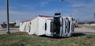 Amasya'da tır devrildi, sürücü yaralandı