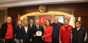 Avrupa Güreş Şampiyonası'nda altın madalya kazanan Buse Tosun Çavuşoğlu Yalova Belediye Başkanı'nı ziyaret etti