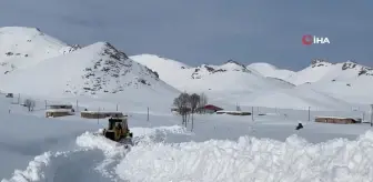 Beytüşşebap'ta ekipler yaylada kalan 4 aile için yolları açıyor