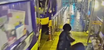 Çemberlitaş Tramvay Durağında Cep Telefonu Kapkaçı