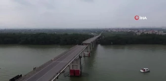 Çin'de konteyner gemisi köprüye çarptı, araçlar suya düştü: 2 ölü, 3 kayıp