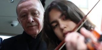 Cumhurbaşkanı Erdoğan, keman çalan öğrenciyle sohbet edip Çanakkale türküsünü söyledi