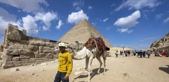 Mısır'daki Keops Piramidi Geçen Yıl 14,9 Milyon Turist Tarafından Ziyaret Edildi