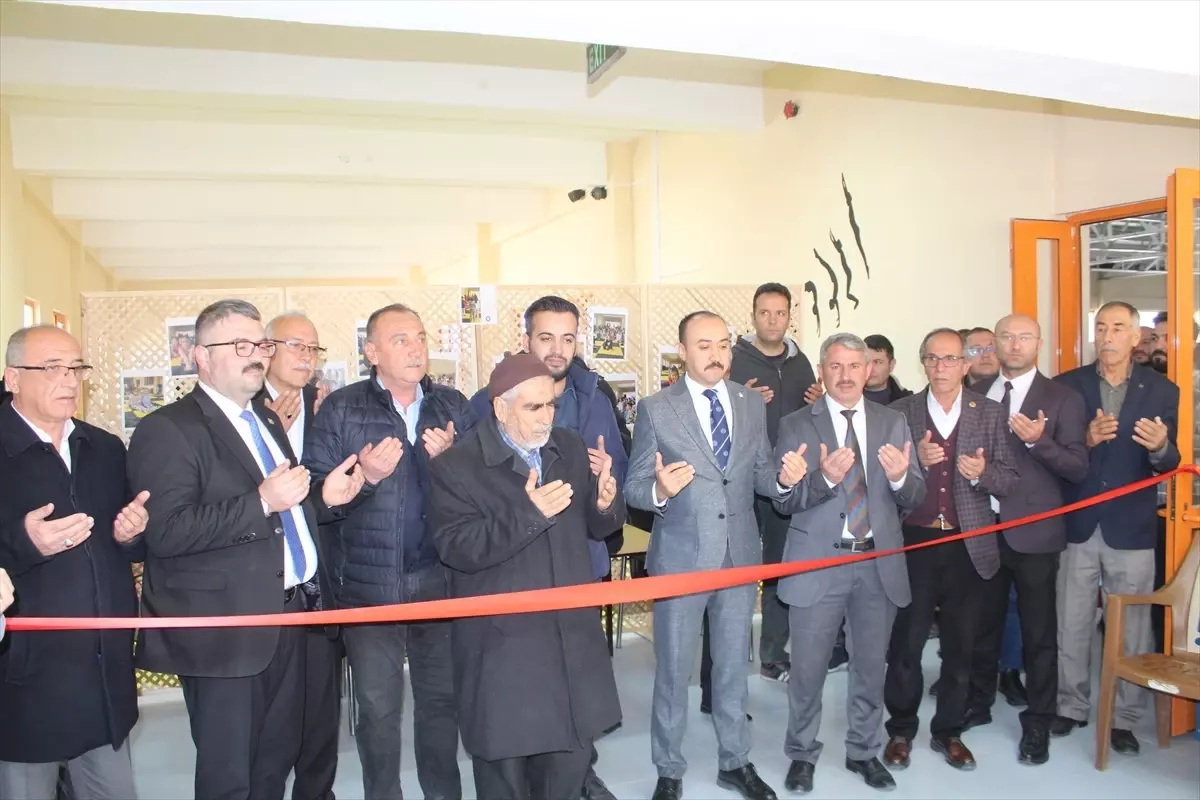 Yunak Kaymakamı Özgür Pelvan, ilçede yapımı tamamlanan spor salonunun açılışını gerçekleştirdi
