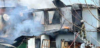 Ataşehir'de 2 Katlı Evde Yangın Çıktı