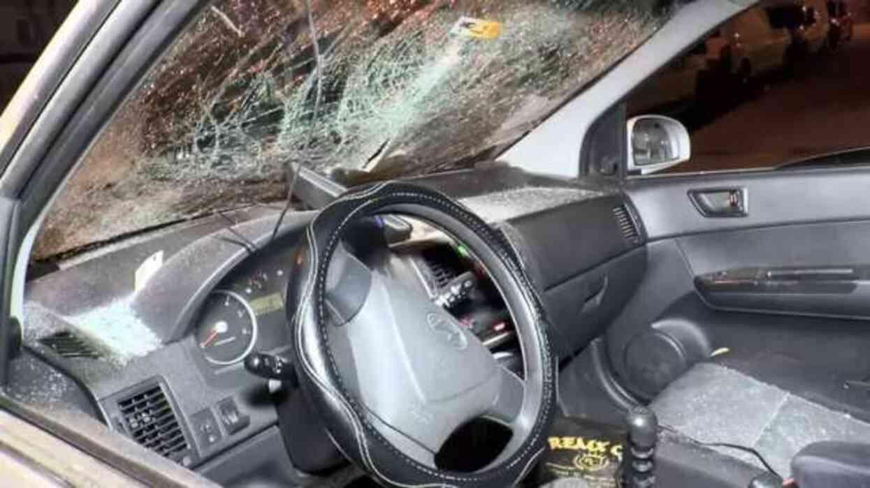 Çatıdan kopan beton parçalar araçların üzerine düştü Çatıdan kopan beton parçalar araçların üzerine düştü