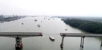 Guangzhou'da konteyner gemisi köprüye çarptı: 5 kişi hayatını kaybetti