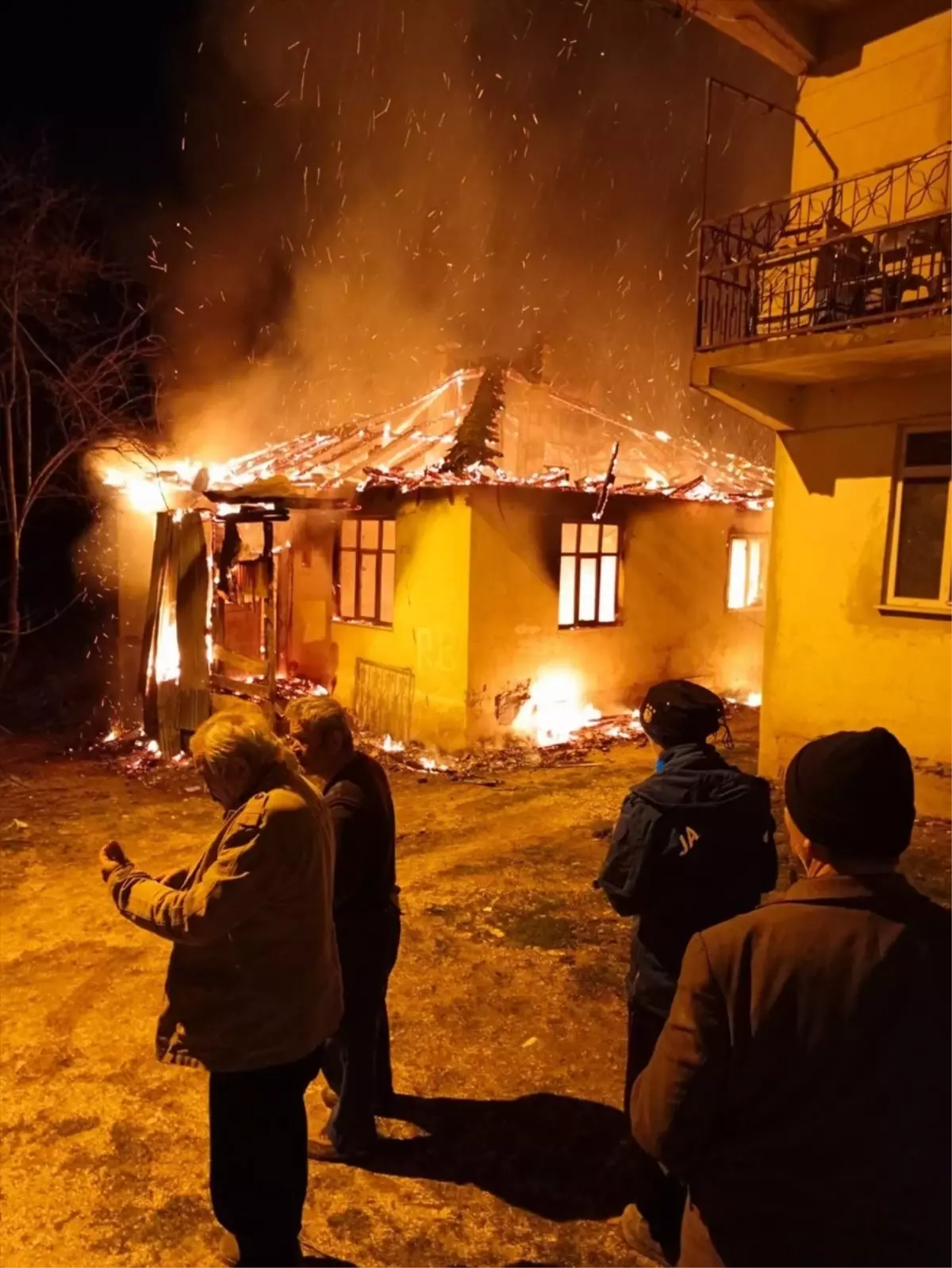 Düzce'de çıkan yangın itfaiye ekiplerince söndürüldü