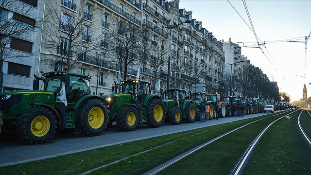 Fransız çiftçiler tarım politikasını protesto etmek için Paris'i kuşattı