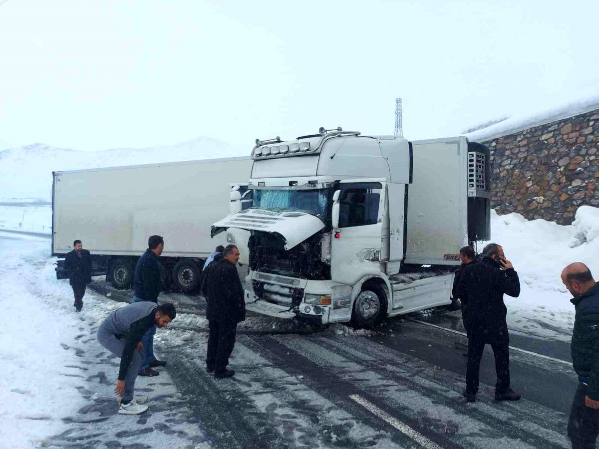 Bitlis'te Tırın Refüje Çarpması Sonucu 2 Kişi Yaralandı