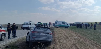 Konya'da traktör ile otomobil çarpışması: 2 ölü, 3 yaralı