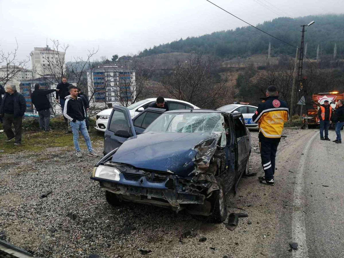 Tokat Niksar-Ordu kara yolunda otomobil ile tırın çarpışması sonucu 5 kişi yaralandı