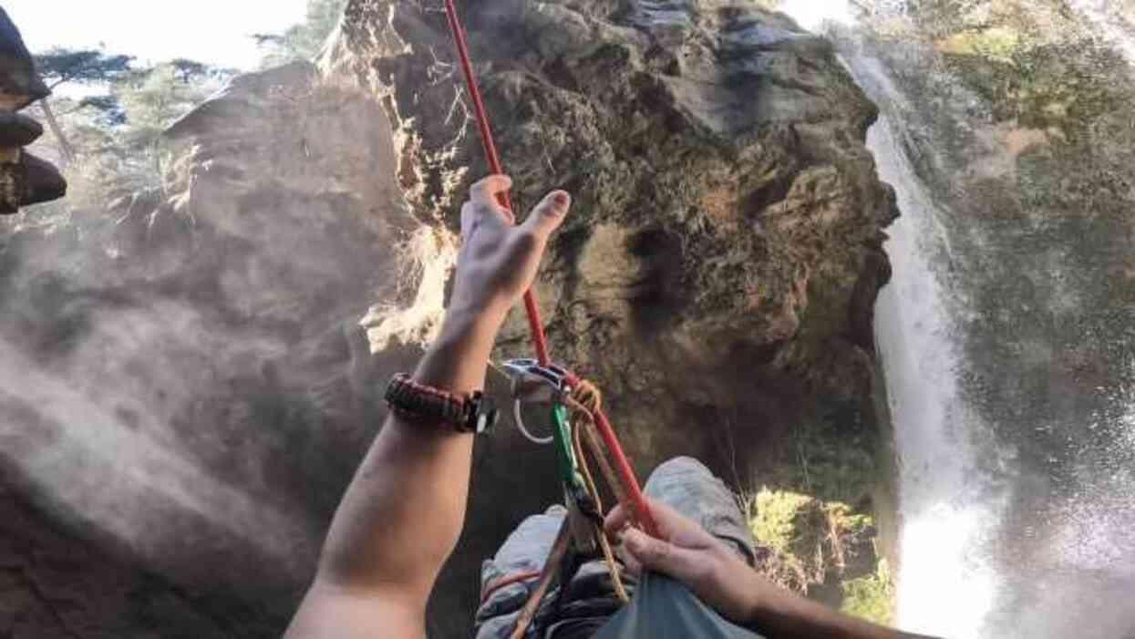 60 metrelik uçurumun ortasına kurduğu hamağın halatı kopan fenomen ölümden döndü