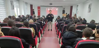 Adana'da Polis Ekipleri Öğrencilere Terör Örgütlerinin Eleman Kazanma Yöntemlerini Anlattı