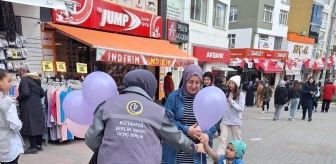 Kütahya'da Birlik Vakfı Çocuklara Balon Dağıttı
