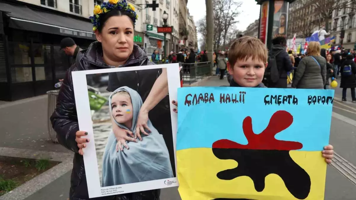 Fransa'da Ukrayna'ya Destek Gösterisi Düzenlendi