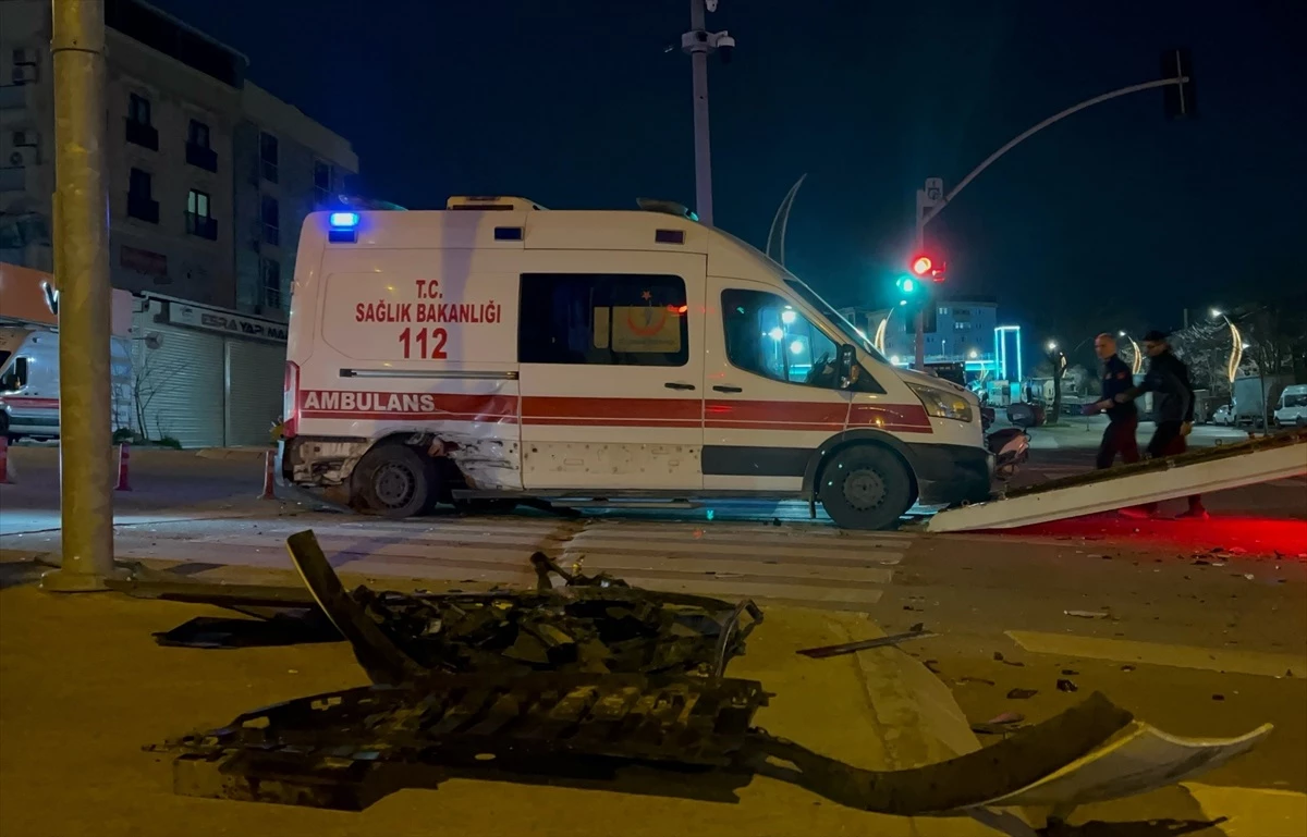 Gebze'de Ambulansla Otomobil Çarpıştı: 4 Yaralı