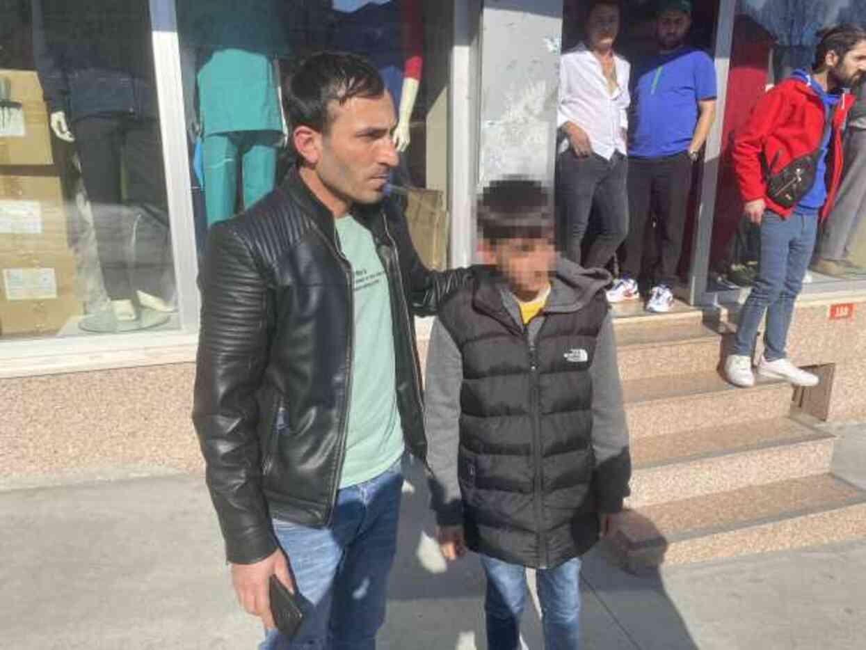 Saldırı anı güvenlik kamerasında! Bakkala soda almaya giden küçük çocuk, defalarca yumruklandı Saldırı anı güvenlik kamerasında! Bakkala soda almaya giden küçük çocuk, defalarca yumruklandı