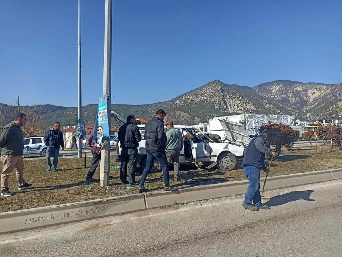 Ankara'da otomobil ile tırın çarpışması sonucu yaralanan sürücü hastaneye kaldırıldı